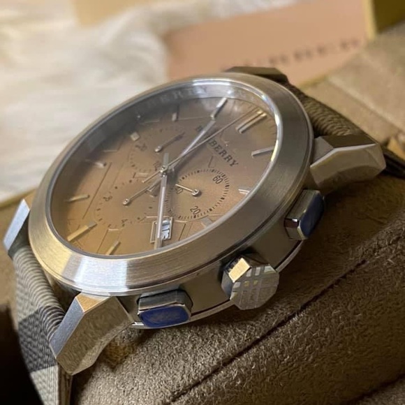 SOLD / Burberry Men’s Swiss Chronograph Watch
42mm
Swiss Made
Sapphire Crystal - Picture 8 of 9